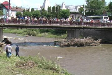 Bărbatul a fost văzut ultima oară chiar în zona podului de peste râul Dorna, pe care se adunaseră zeci de oameni