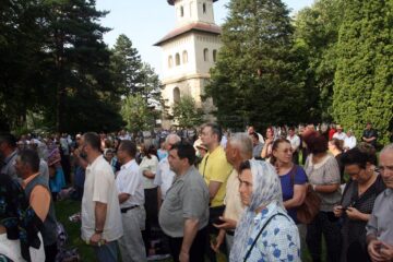 Pelerinii s-au rugat aseară în curtea mănăstirii, la slujba de priveghere, oficiată de ÎPS Pimen
