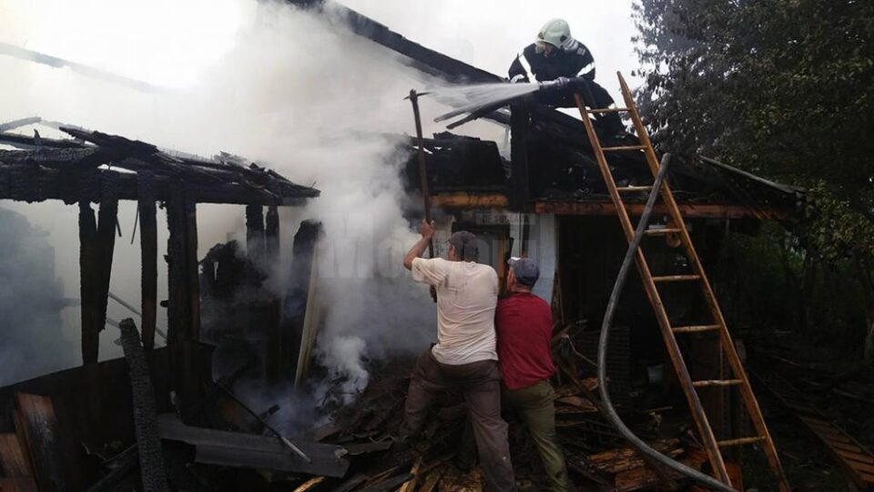 Gospodărie distrusă de un incendiu de proporții, la Capu Câmpului