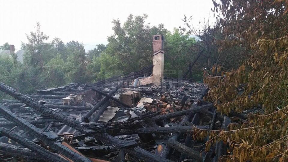 Gospodărie distrusă de un incendiu de proporții, la Capu Câmpului