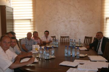 Consilierii PSD, PMP și viceprimarul PNL cu atribuții de primar din mandatul trecut își așteaptă colegii Consilierii PSD, PMP și viceprimarul PNL cu atribuții de primar din mandatul trecut își așteaptă colegii