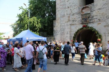 Mii de sarmale și sticle cu apă, împărțite de primarul Sucevei credincioșilor veniți la moaștele Sf. Ioan cel Nou