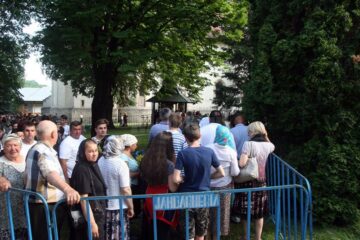 Pelerinii s-au rugat aseară în curtea mănăstirii, la slujba de priveghere, oficiată de ÎPS Pimen