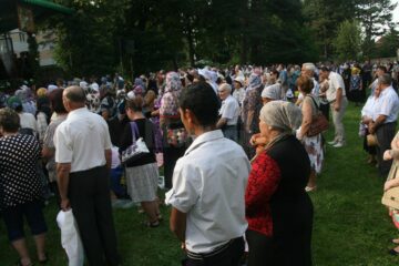 Pelerini în curtea Mănăstirii Sf. Ioan cel Nou din Suceava
