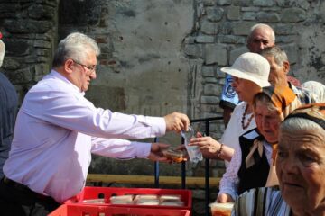 Mii de sarmale și sticle cu apă, împărțite de primarul Sucevei credincioșilor veniți la moaștele Sf. Ioan cel Nou