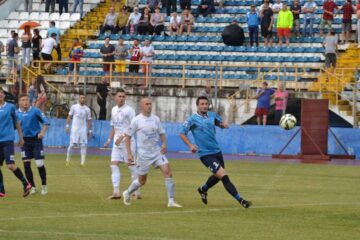 Fundașul Răzvan Breniuc, talonat aici de bistrițeanul Sergiu Costin, este incert pentru partida de sâmbătă