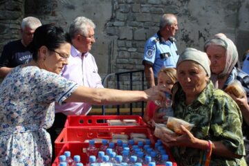 Mii de sarmale și sticle cu apă, împărțite de primarul Sucevei credincioșilor veniți la moaștele Sf. Ioan cel Nou