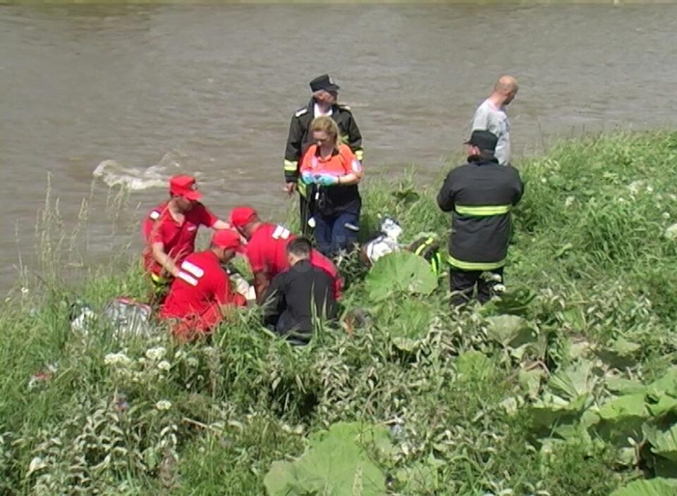 Personalul medical SMURD și de la Serviciul Județean de Ambulanță a efectuat manevre de resuscitare, însă nu s-a mai putut face nimic