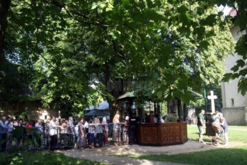 Pelerinii s-au rugat aseară în curtea mănăstirii, la slujba de priveghere, oficiată de ÎPS Pimen