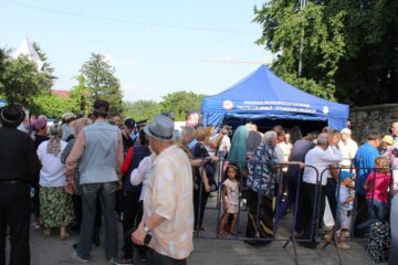 Mii de sarmale și sticle cu apă, împărțite de primarul Sucevei credincioșilor veniți la moaștele Sf. Ioan cel Nou