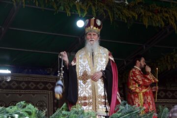 Pelerinii s-au rugat aseară în curtea mănăstirii, la slujba de priveghere, oficiată de ÎPS Pimen