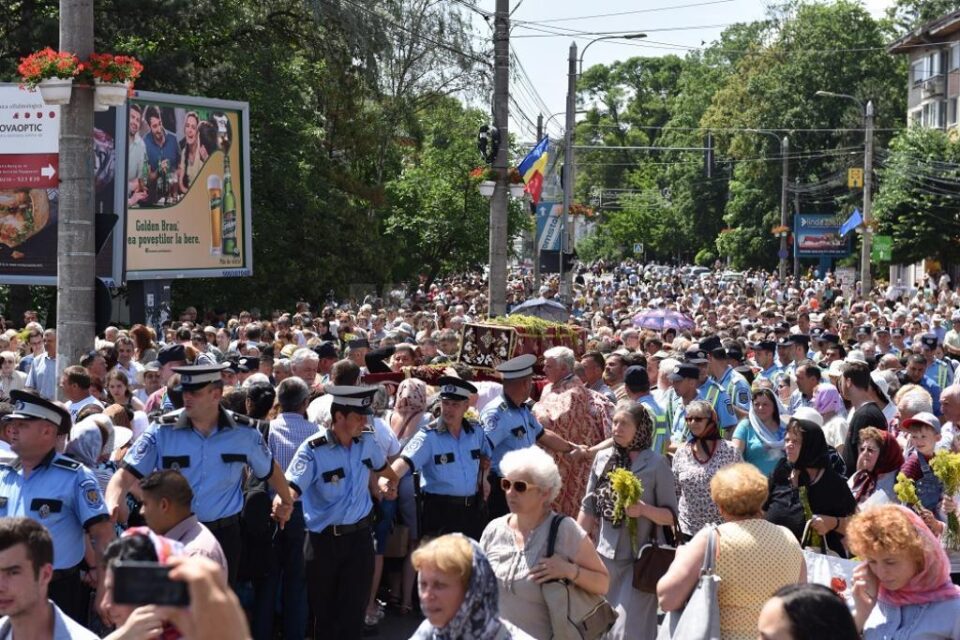Trei ierarhi, câteva zeci de preoți și aproape 15.000 de pelerini, la procesiunea de Sânziene pe străzile Sucevei Trei ierarhi, câteva zeci de preoți și aproape 15.000 de pelerini, la procesiunea de Sânziene pe străzile Sucevei