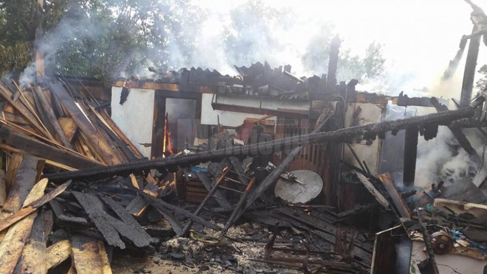Gospodărie distrusă de un incendiu de proporții, la Capu Câmpului