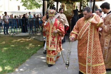 Trei ierarhi, câteva zeci de preoți și aproape 15.000 de pelerini, la procesiunea de Sânziene, pe străzile Sucevei