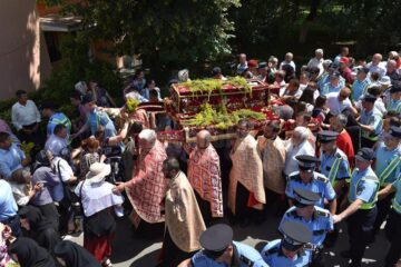 Trei ierarhi, câteva zeci de preoți și aproape 15.000 de pelerini, la procesiunea de Sânziene, pe străzile Sucevei