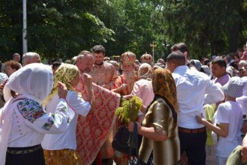 Trei ierarhi, câteva zeci de preoți și aproape 15.000 de pelerini, la procesiunea de Sânziene, pe străzile Sucevei