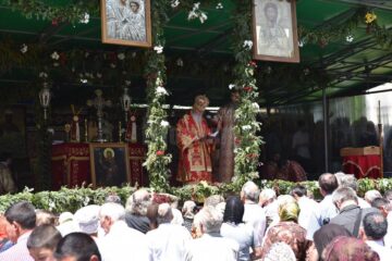 Trei ierarhi, câteva zeci de preoți și aproape 15.000 de pelerini, la procesiunea de Sânziene, pe străzile Sucevei