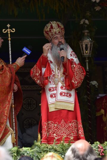 Trei ierarhi, câteva zeci de preoți și aproape 15.000 de pelerini, la procesiunea de Sânziene, pe străzile Sucevei