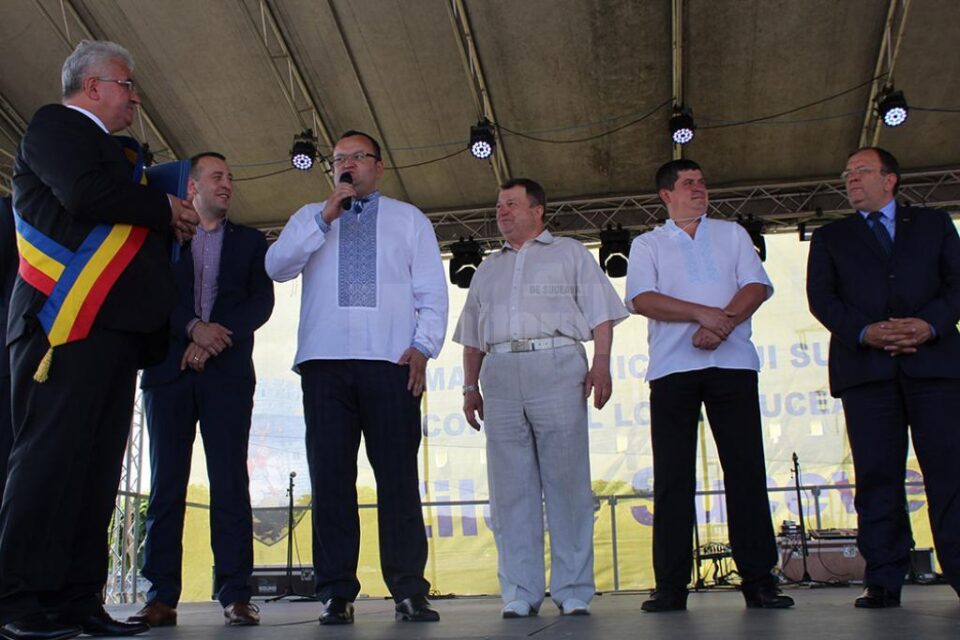 Primarul Sucevei, împreună cu primarul din Cernăuți și președintele CJ Suceava, pe scena Zilelor Sucevei