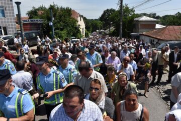Trei ierarhi, câteva zeci de preoți și aproape 15.000 de pelerini, la procesiunea de Sânziene, pe străzile Sucevei