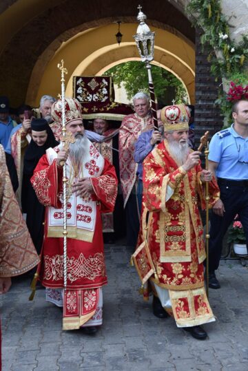 Trei ierarhi, câteva zeci de preoți și aproape 15.000 de pelerini, la procesiunea de Sânziene, pe străzile Sucevei
