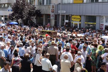 Trei ierarhi, câteva zeci de preoți și aproape 15.000 de pelerini, la procesiunea de Sânziene, pe străzile Sucevei
