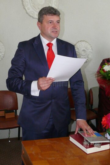 Primarul Cătălin Coman depune jurământul