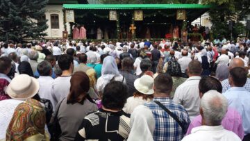 Trei ierarhi, câteva zeci de preoți și aproape 15.000 de pelerini, la procesiunea de Sânziene, pe străzile Sucevei