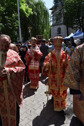 Trei ierarhi, câteva zeci de preoți și aproape 15.000 de pelerini, la procesiunea de Sânziene, pe străzile Sucevei