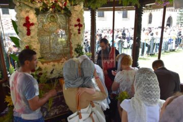 Trei ierarhi, câteva zeci de preoți și aproape 15.000 de pelerini, la procesiunea de Sânziene, pe străzile Sucevei