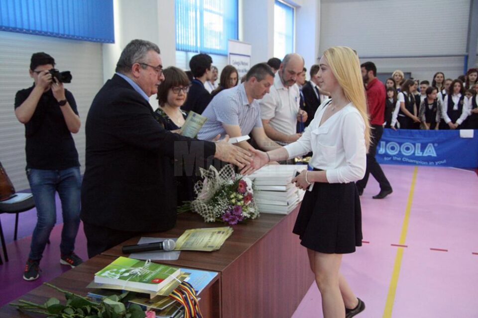 Elevii au primit medalii și premii în bani