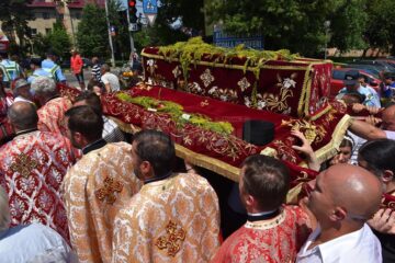 Trei ierarhi, câteva zeci de preoți și aproape 15.000 de pelerini, la procesiunea de Sânziene, pe străzile Sucevei