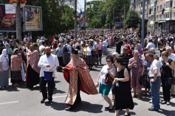 Trei ierarhi, câteva zeci de preoți și aproape 15.000 de pelerini, la procesiunea de Sânziene, pe străzile Sucevei