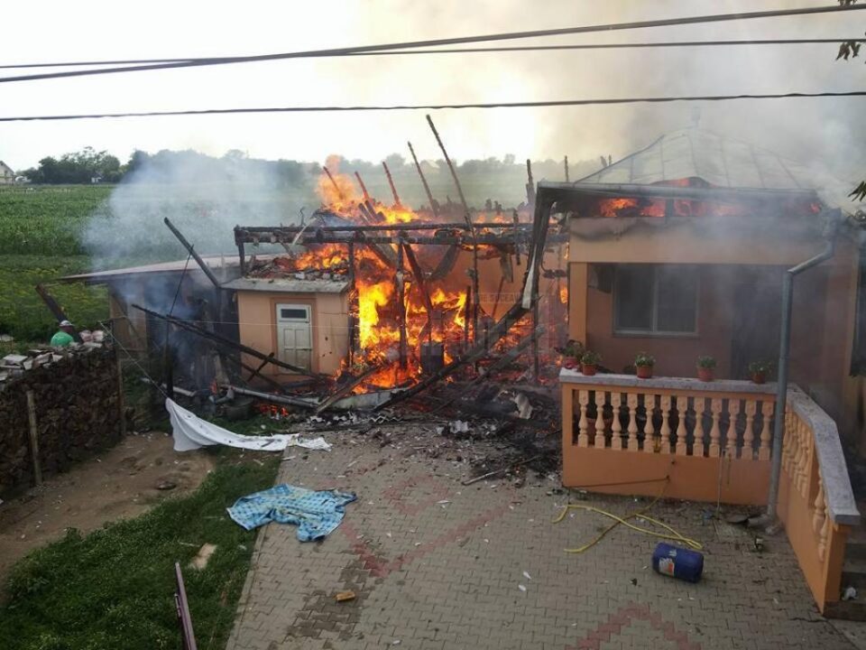 Gospodărie din Dumbrăveni, afectată de un puternic incendiu