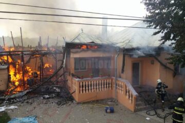 Gospodărie din Dumbrăveni, afectată de un puternic incendiu