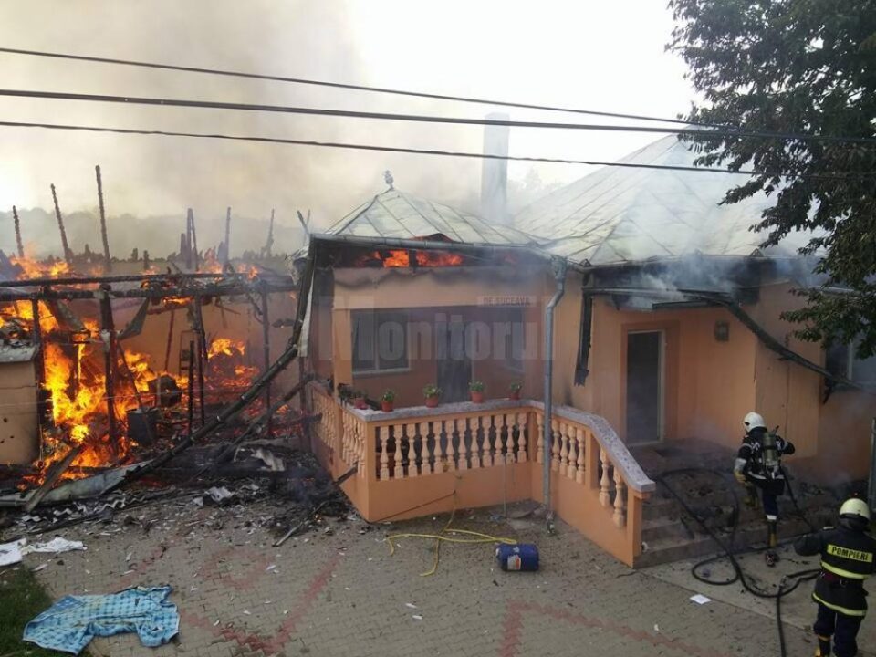 Gospodărie din Dumbrăveni, afectată de un puternic incendiu