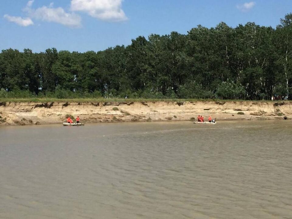 Doi tineri de 20 de ani s-au înecat în râul Suceava, la Liteni