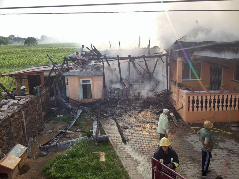Gospodărie din Dumbrăveni, afectată de un puternic incendiu