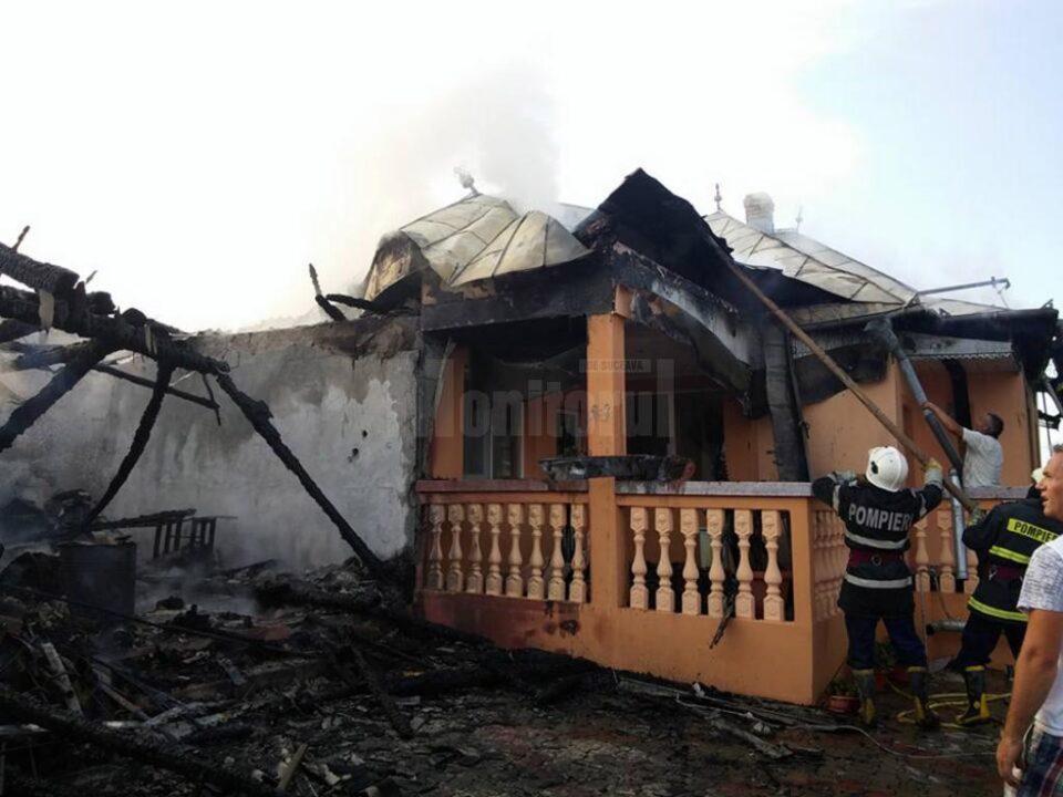 Doi soți au ajuns la spital, după un puternic incendiu în gospodărie