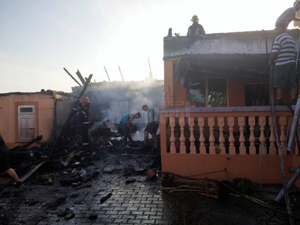 Doi soți au ajuns la spital, după un puternic incendiu în gospodărie