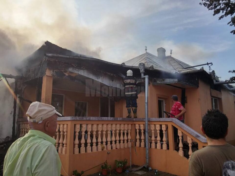 Doi soți au ajuns la spital, după un puternic incendiu în gospodărie