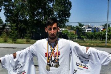 Andrei Gafița prezintă mândru madaliile și tricourile de campion național