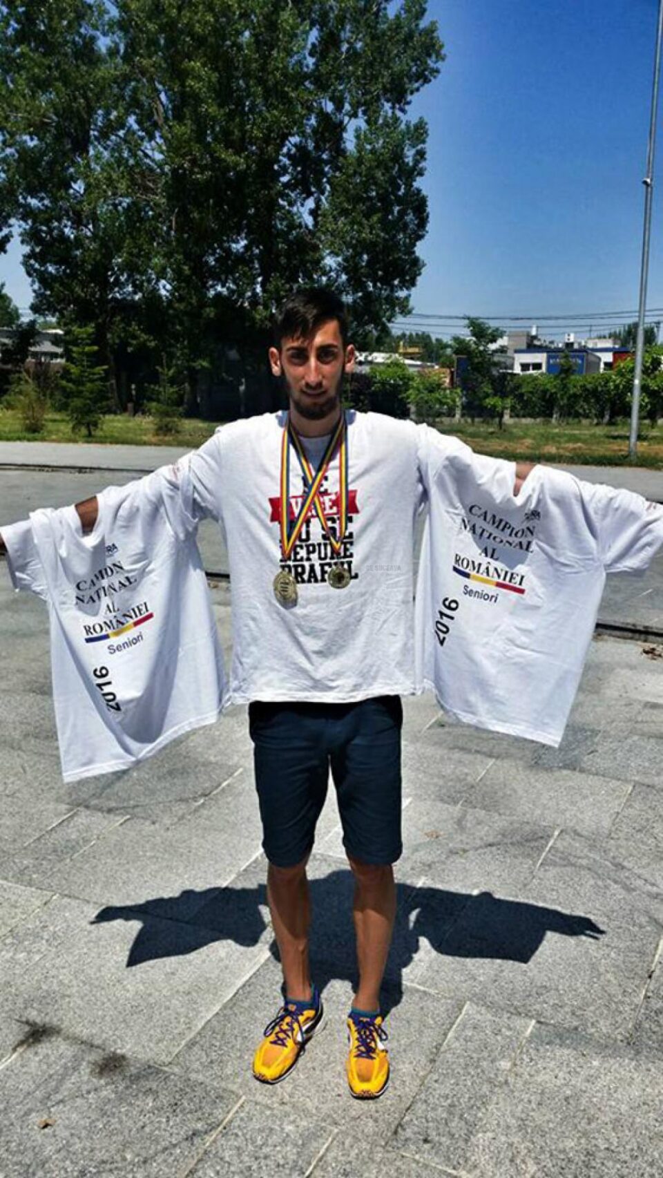 Andrei Gafița prezintă mândru madaliile și tricourile de campion național