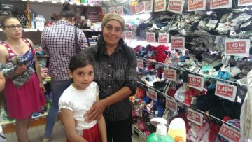 Rechizite, haine, încălțăminte pentru o fetiță necăjită din Baia, cumpărate cu banii primiți de la un pensionar