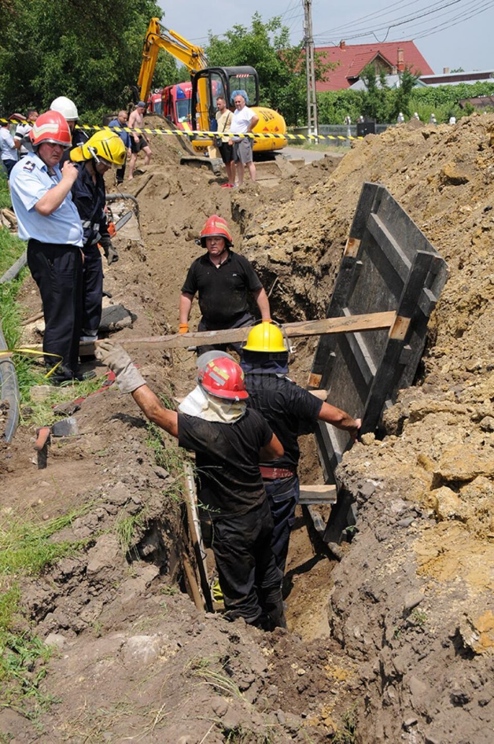 Un bărbat a murit după ce un mal de pământ s-a surpat peste el