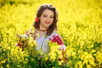 Interpreta de muzică populară Laura Olteanu va lansa în curând două albume cu melodii de petrecere Interpreta de muzică populară Laura Olteanu va lansa în curând două albume cu melodii de petrecere