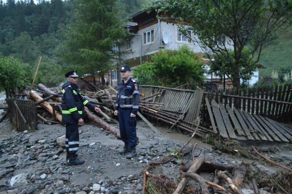 Intervenții ale pompierilor militari suceveni, în urma ploilor de luni