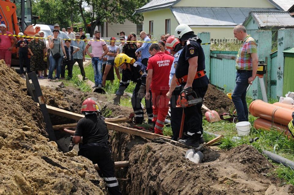 O întreagă desfășurare de forțe a făcut posibilă extragerea victimei de sub malul de pământ O întreagă desfășurare de forțe a făcut posibilă extragerea victimei de sub malul de pământ