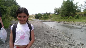 Rechizite, haine, încălțăminte pentru o fetiță necăjită din Baia, cumpărate cu banii primiți de la un pensionar