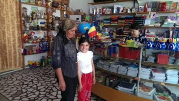 Rechizite, haine, încălțăminte pentru o fetiță necăjită din Baia, cumpărate cu banii primiți de la un pensionar
